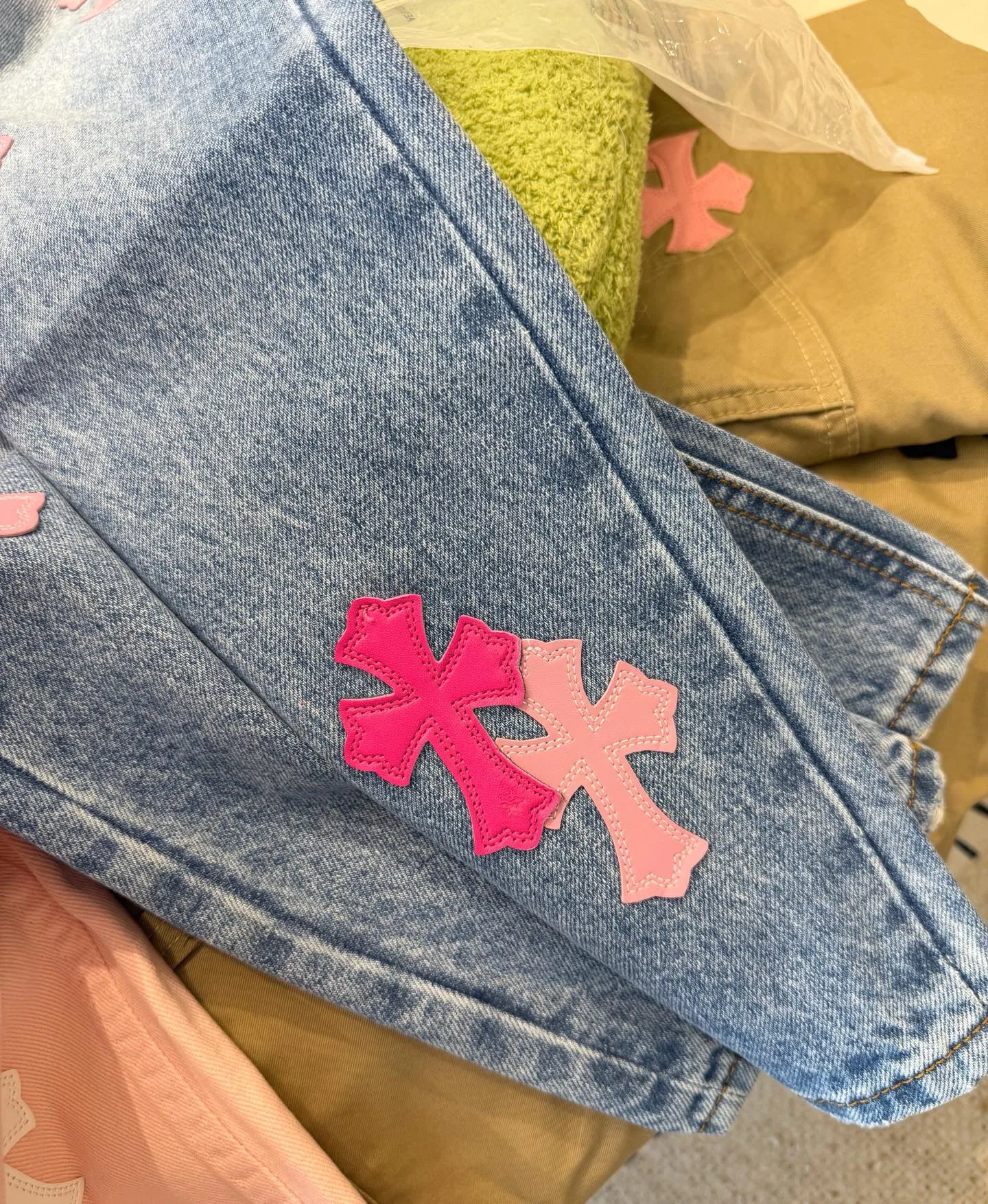 P280 model number D: 311 Chrome hearts CH grams new classic cross patch leather jeans Size: s-XXL (28 30 32 34 36) Color: washed blue Size reference 28 pants length 100 waist circumference 72 30 pants length 101 waist circumference 76 32 pants length 103 waist circumference 80 34 pants length 104 waist circumference 84 36 pants length 106 waist circumference 88
